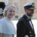 8. juni: Kronprinsparet er blant gjestene når Prinsesse Madeleine av Sverige gifter seg med Christopher O'Neill i Slottskirken Stockholm  (Foto: Lise Åserud / NTB scanpix)